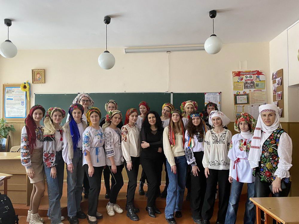 Хустка наш оберіг, яка зігріває усіх